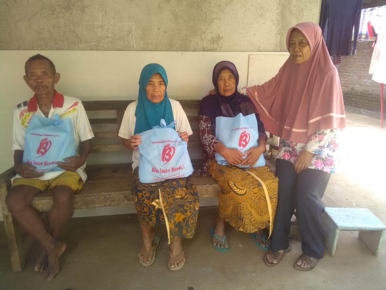 LPPM BIMa BERIKAN BANTUAN DAN MAKSIMALKAN DAPUR BUDE UNTUK BANTU MASYARAKAT